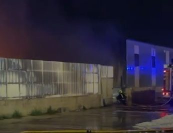 Incendio devastador arrasa una nave industrial en Benicarló y moviliza a numerosos bomberos