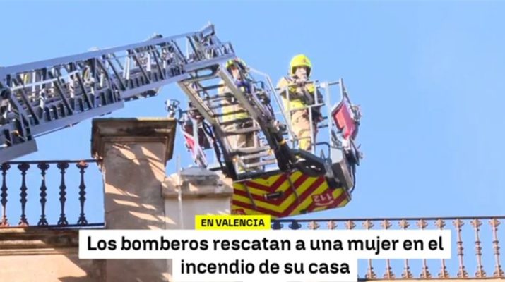 Rescate urgente tras un incendio en una vivienda de Valencia que moviliza a los servicios de emergencia