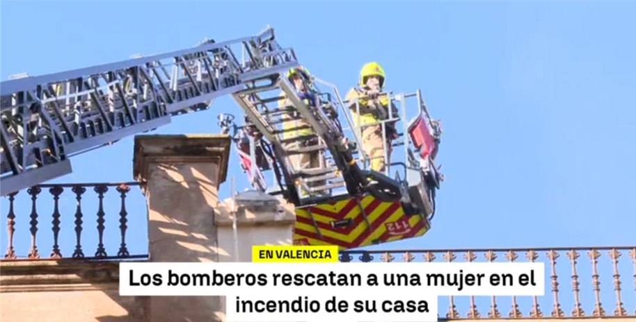 Rescate urgente tras un incendio en una vivienda de Valencia que moviliza a los servicios de emergencia