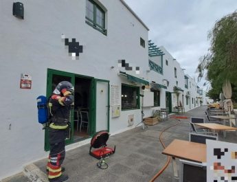 Incendio en un restaurante de Costa Teguise obliga a una rápida intervención de emergencias. Actuación inmediata tras el fuego