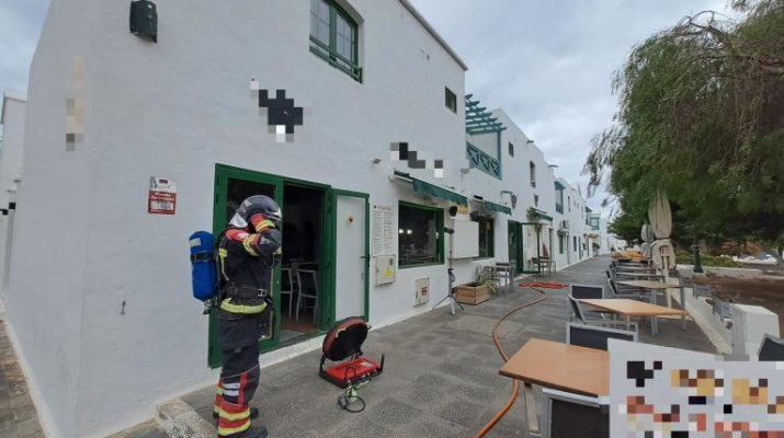 Incendio en un restaurante de Costa Teguise obliga a una rápida intervención de emergencias. Actuación inmediata tras el fuego